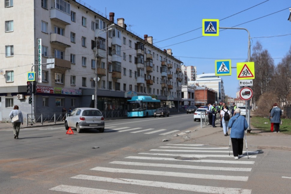 В Архангельске после удара иномарку отбросило на пешеходов